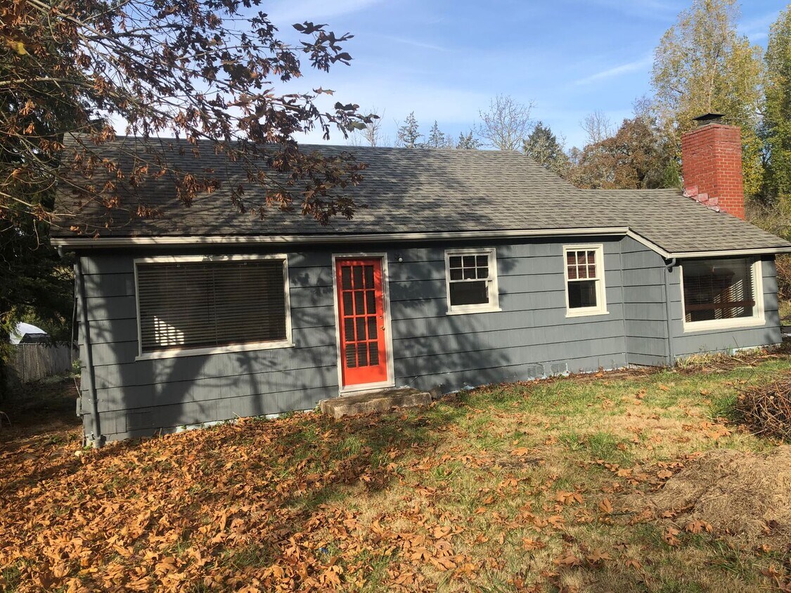 Primary Photo - Cute 2 bedroom 1 bathroom farm house!
