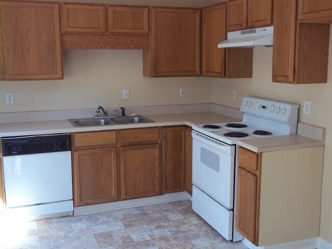 Building Photo - 5 Bedroom House for Rent