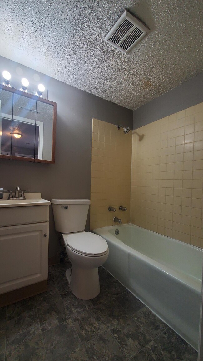 Building Photo - 1119 E St