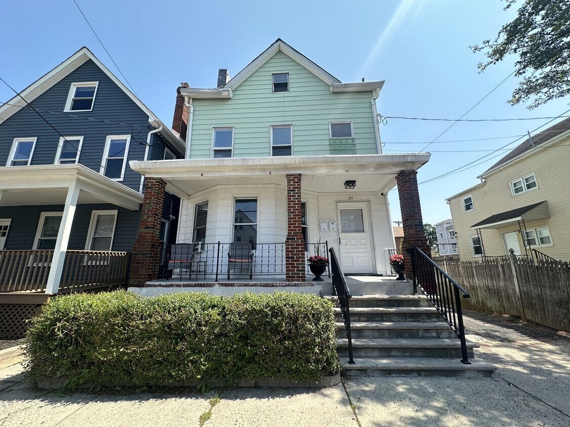 Primary Photo - 39 Guilden St