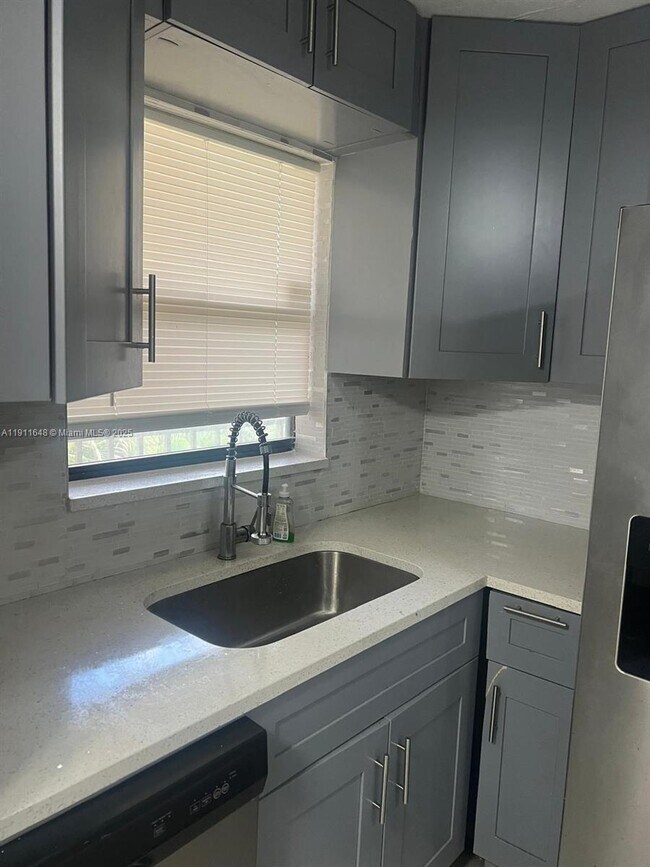 Foto del edificio - 4760 Lucerne Lakes Blvd W