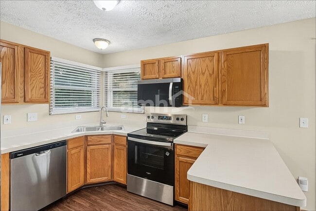 Building Photo - 825 Whitehead Dr