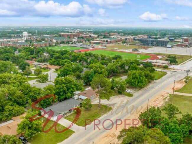 Foto del edificio - 3 Bed / 2 Bath House Steps from TSU Memorial Stadium — Perfect for Roommates!