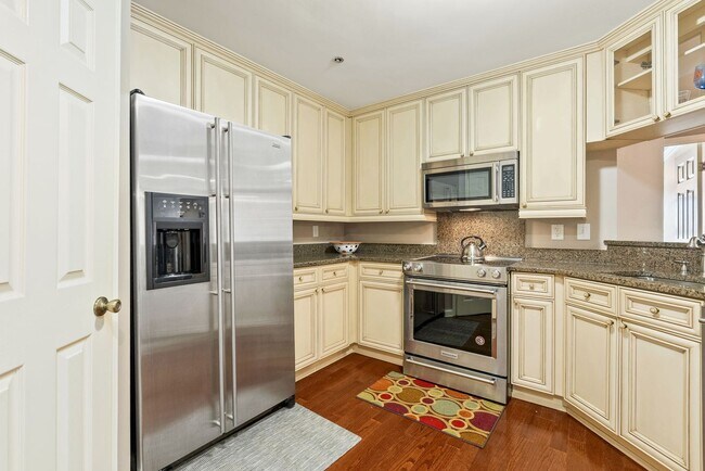 Foto del edificio - Magnolia Plaza -145 E. Magnolia, Unit 311