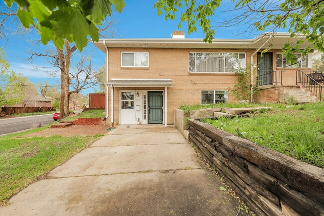 Building Photo - $1,695.95 - 2 Bed, 1 Bath Duplex Unit in Littleton with Fenced in yard, and In Unit Laundry!