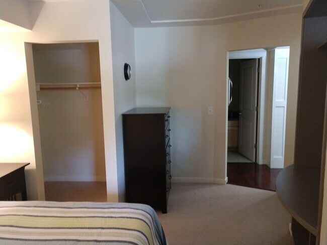 Foto del edificio - SAVE MONEY ON EXTENDED STAYS.  Beautiful Furnished and Completly Supplied Condo in Downtown Misso...