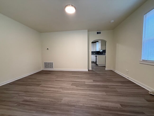 Building Photo - Updated 2BR Townhouse with off street park...
