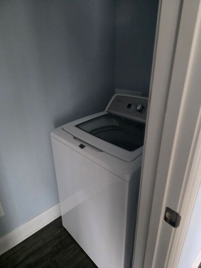 Building Photo - 2 Bedroom, 2.5 bath townhouse.