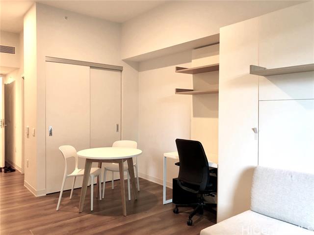 Building Photo - 987 Queen St