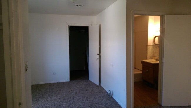Building Photo - 2 bed 1 bath home for rent near 59th betwe...