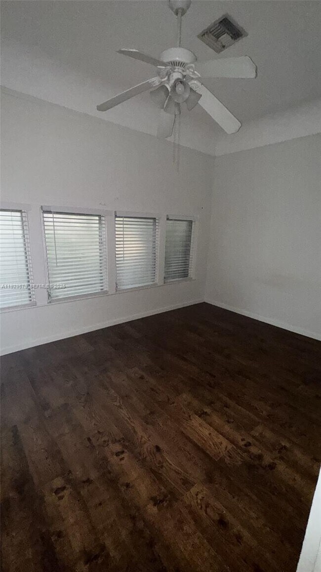 Foto del edificio - 2430 SW 25th Ter