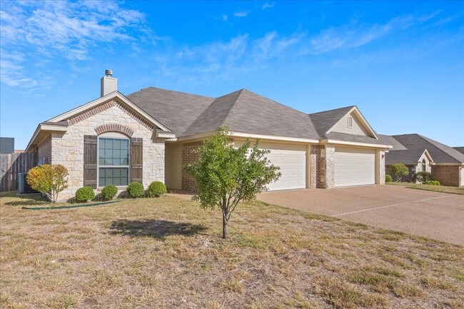 Building Photo - 3BR / 2BA Duplex in Hewitt, Texas | Midway...