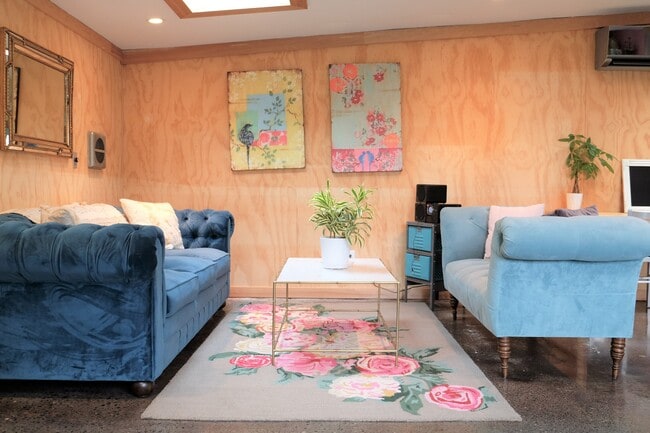 Building Photo - 10733 Phinney Ave N