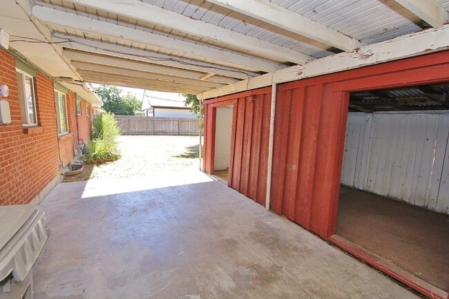 Building Photo - 4011 W Greenbrier Dr