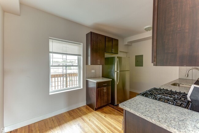 Foto del edificio - 3356 W Montrose Ave