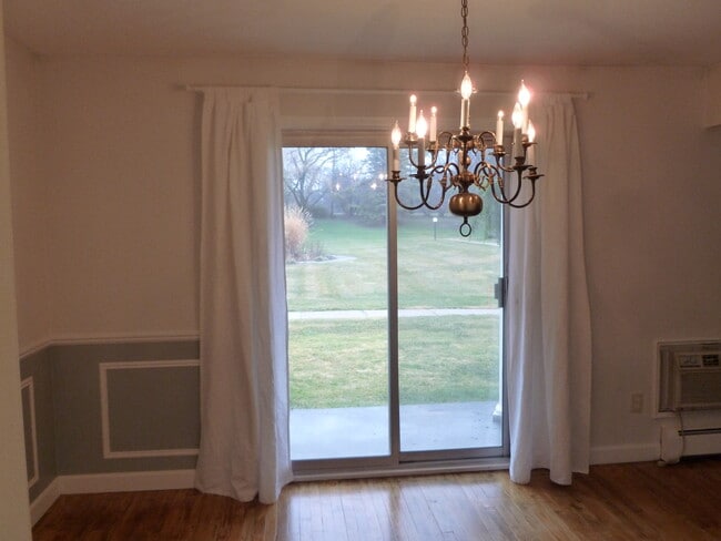 Dining room - 100 W Hickory Grove Rd