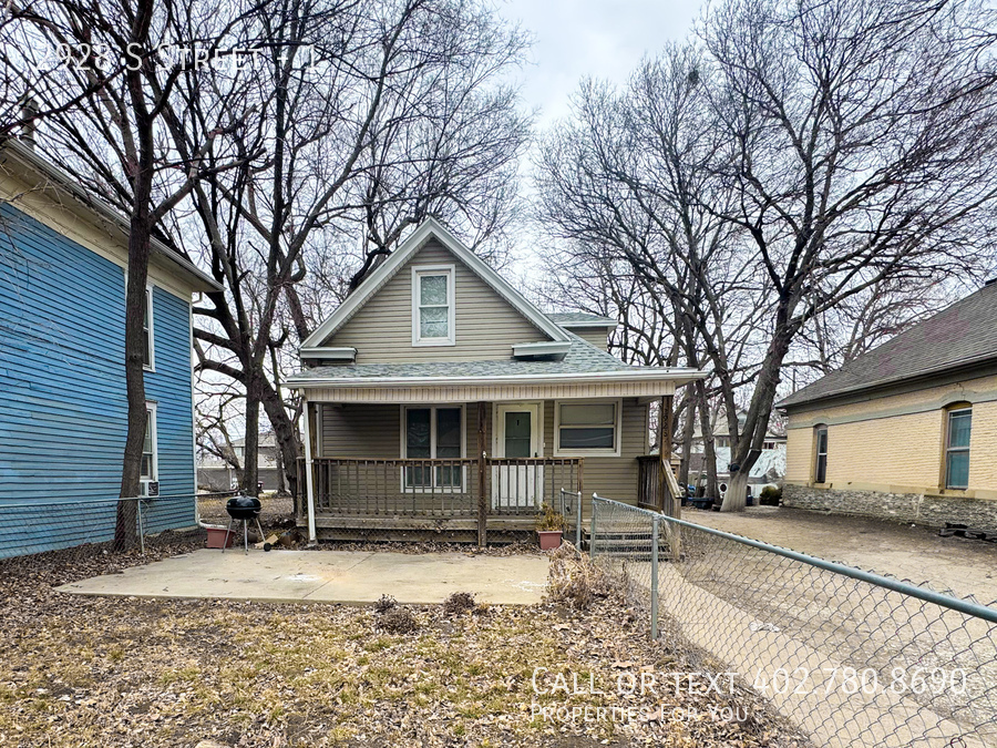 Primary Photo - 3 bed 1 bath duplex with garage!