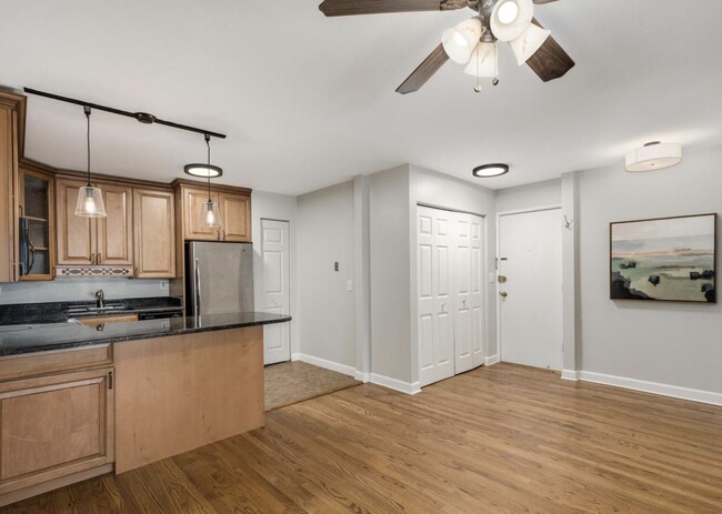 Building Photo - 420 W Aldine Ave