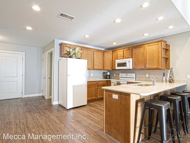 Building Photo - 7128-7128 Triumph Ln