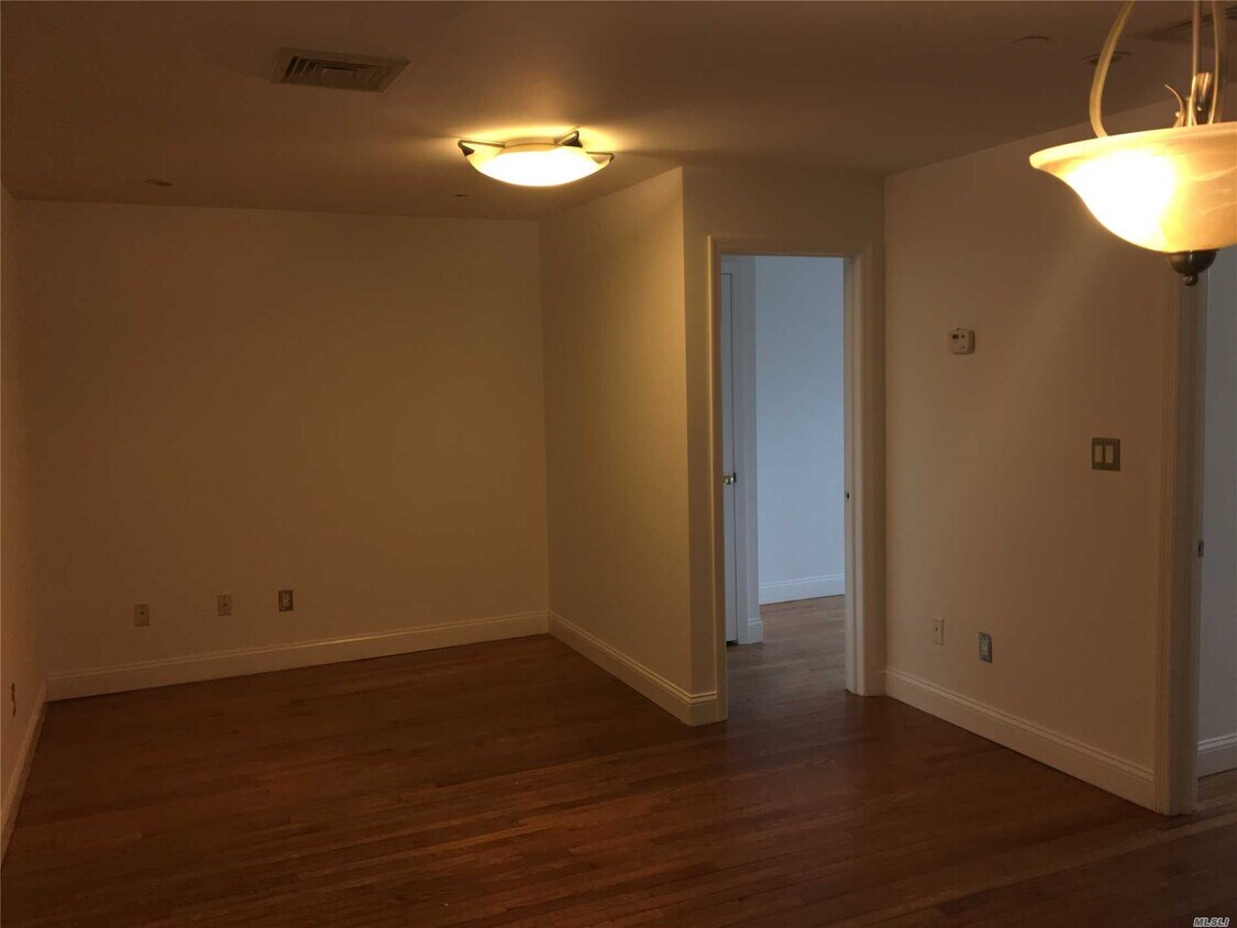 Primary Photo - 104-65 Roosevelt Ave
