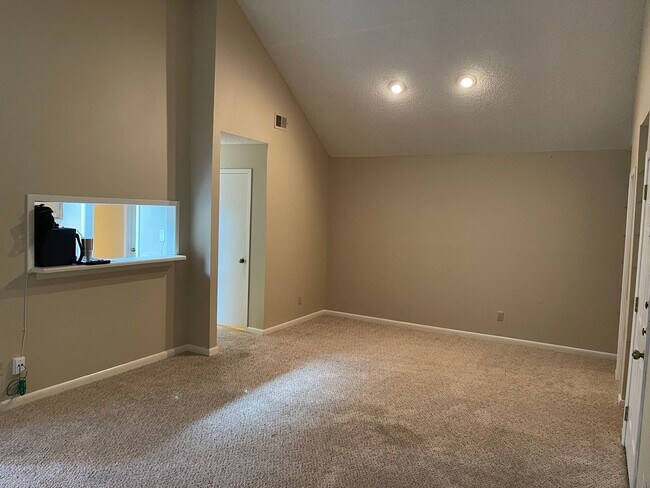 Building Photo - 2255 Thousand Oaks Dr