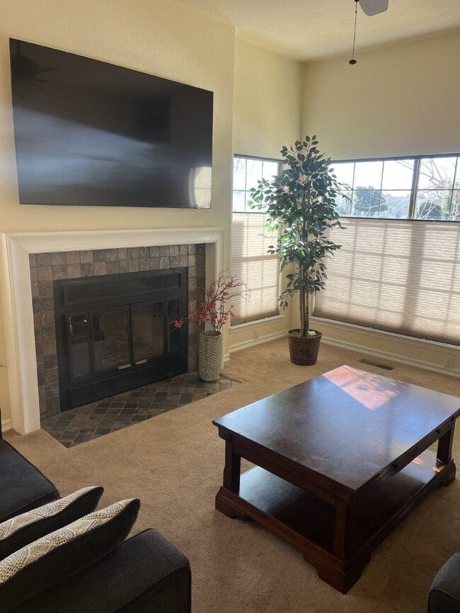 Building Photo - Far NE Heights Fully Furnished Townhome