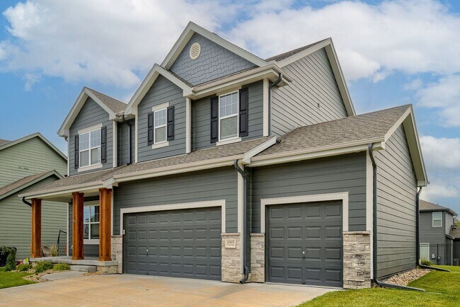 Building Photo - 5 Bedroom Papillion Stunner!!