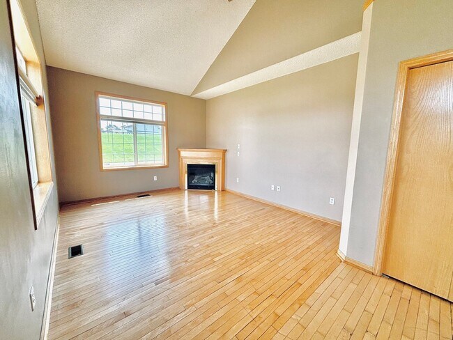 Foto del edificio - Spacious 3bed Townhome in Coon Rapids.  FI...