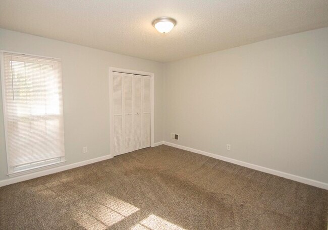 Building Photo - Amazing 3 Bedroom! This Won't Last Long!!!