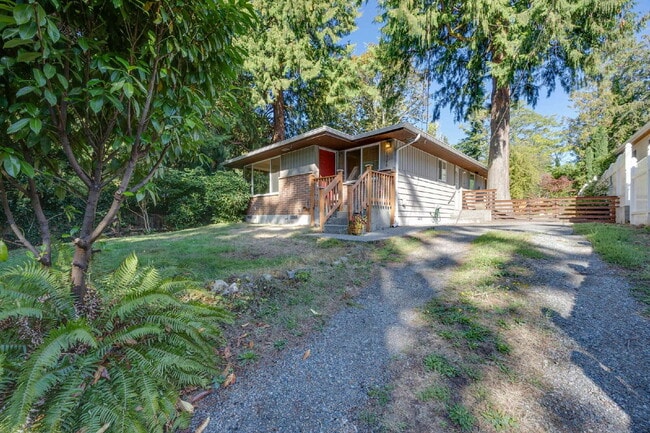 Building Photo - Charming House For Rent in Burien! Full Si...