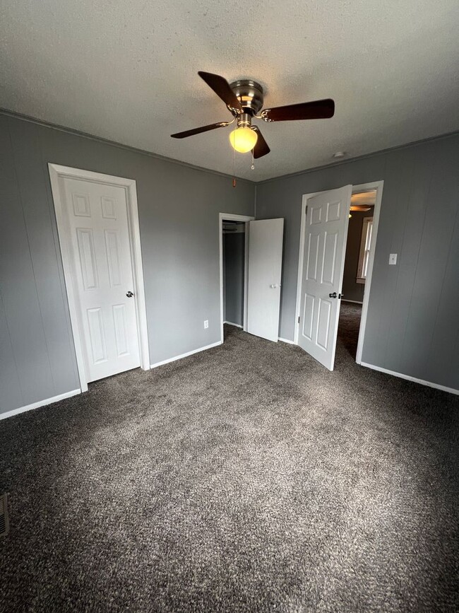 Building Photo - 3 bedroom and 1.5 bathroom house