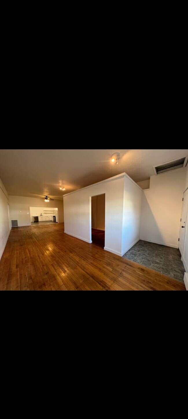 sala de estar de concepto abierto - 132 E Main St