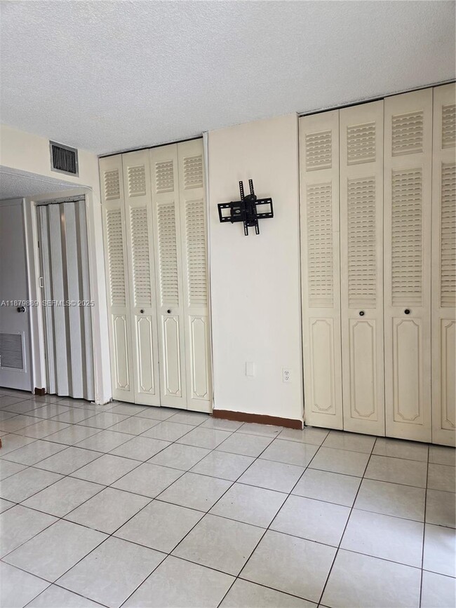 Building Photo - 130 S Shore Dr