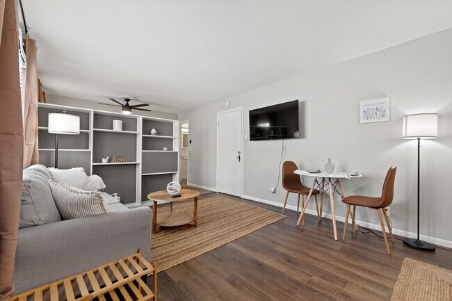 Foto del edificio - 7321 Ideal Ave
