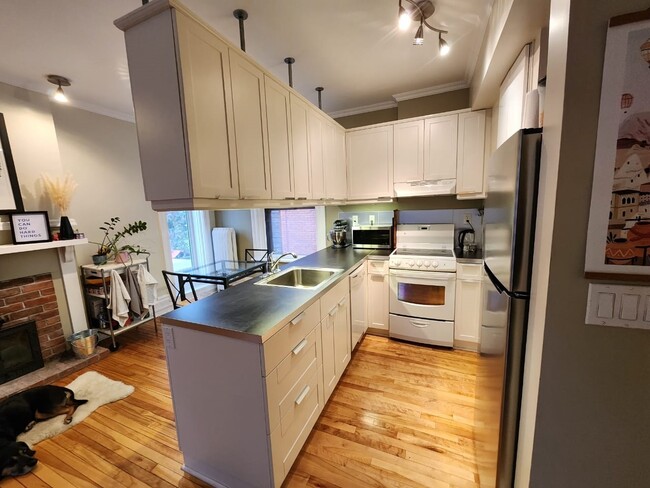 Kitchen & Dining Area - 25 Delaware Av