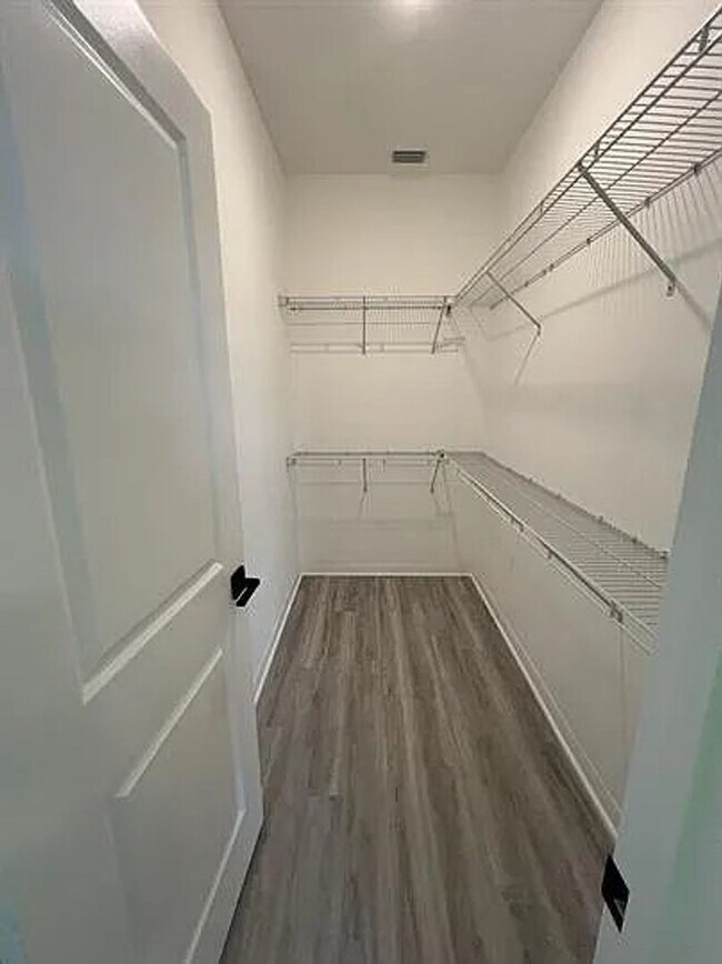 Building Photo - 4697 Golfview Blvd