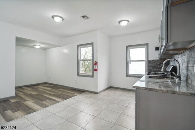 Building Photo - 143 Valley Rd