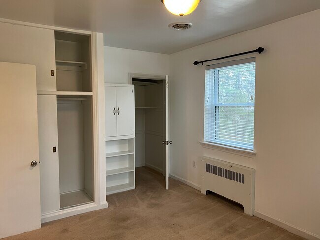 Building Photo - 405 Hemlock Dr SE