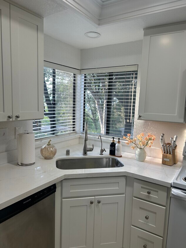 Foto principal - 22765 Lakeway Dr