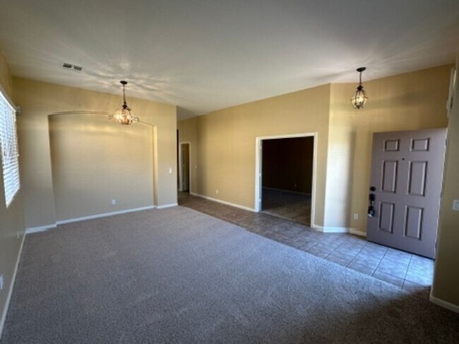 Building Photo - Spacious 4 bed, 2.5 bathroom home in the h...