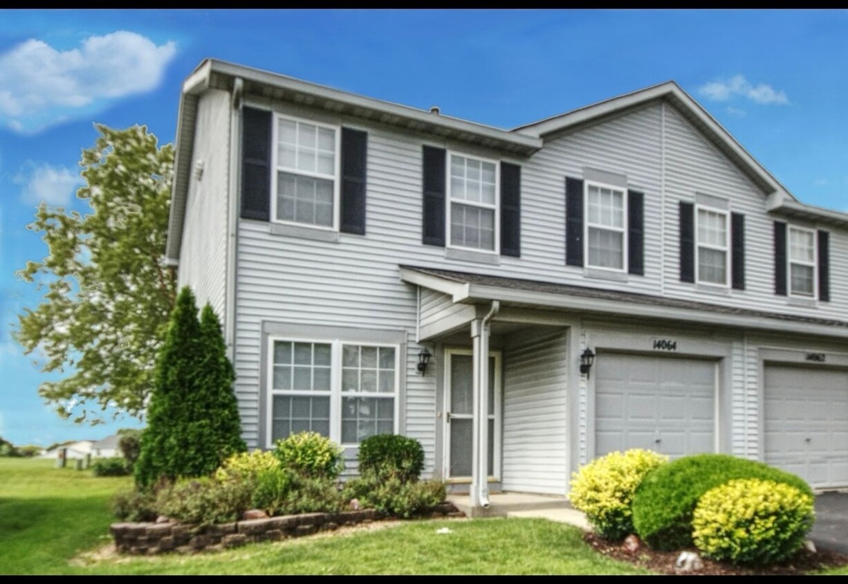 Foto principal - Charming 2BR Townhome in Plainfield