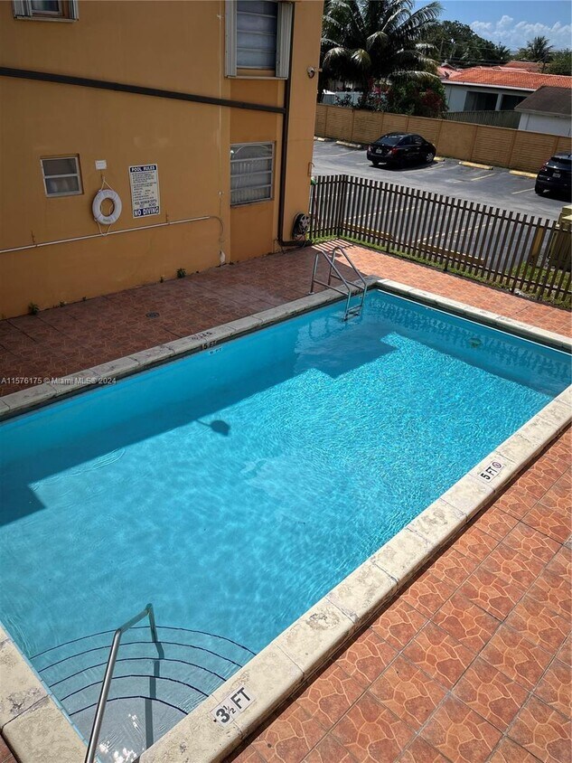 Foto principal - 8990 SW 24th St