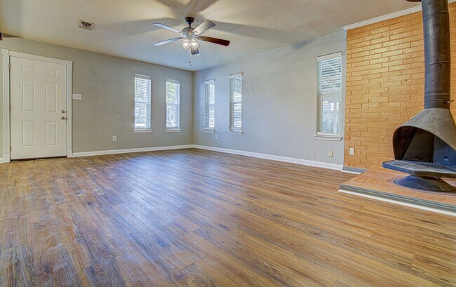 Building Photo - 1807 Briar Hill Dr