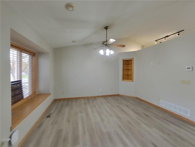 Building Photo - 2661 Oak Ridge Dr