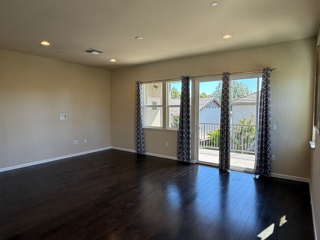 Building Photo - Executive Evergreen Valley Townhome