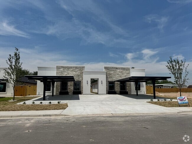 Building Photo - 2111 Dragonfly St