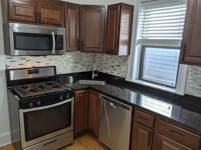 Foto del edificio - 716 Reba Pl