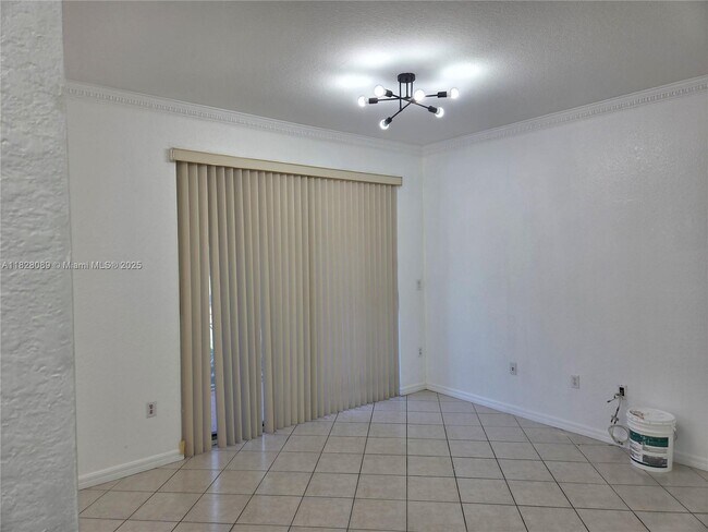 Foto del edificio - 8858 W Flagler St
