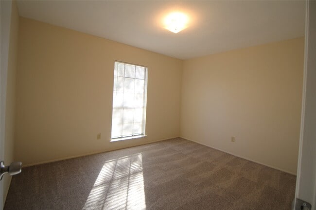 Building Photo - 5327 Karenbeth Dr