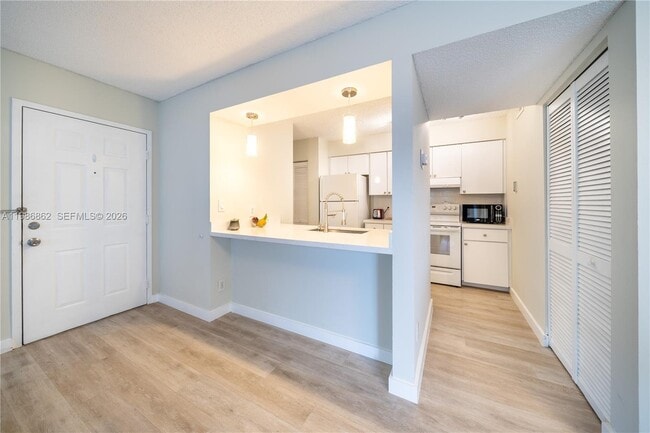 Building Photo - 620 S Park Rd